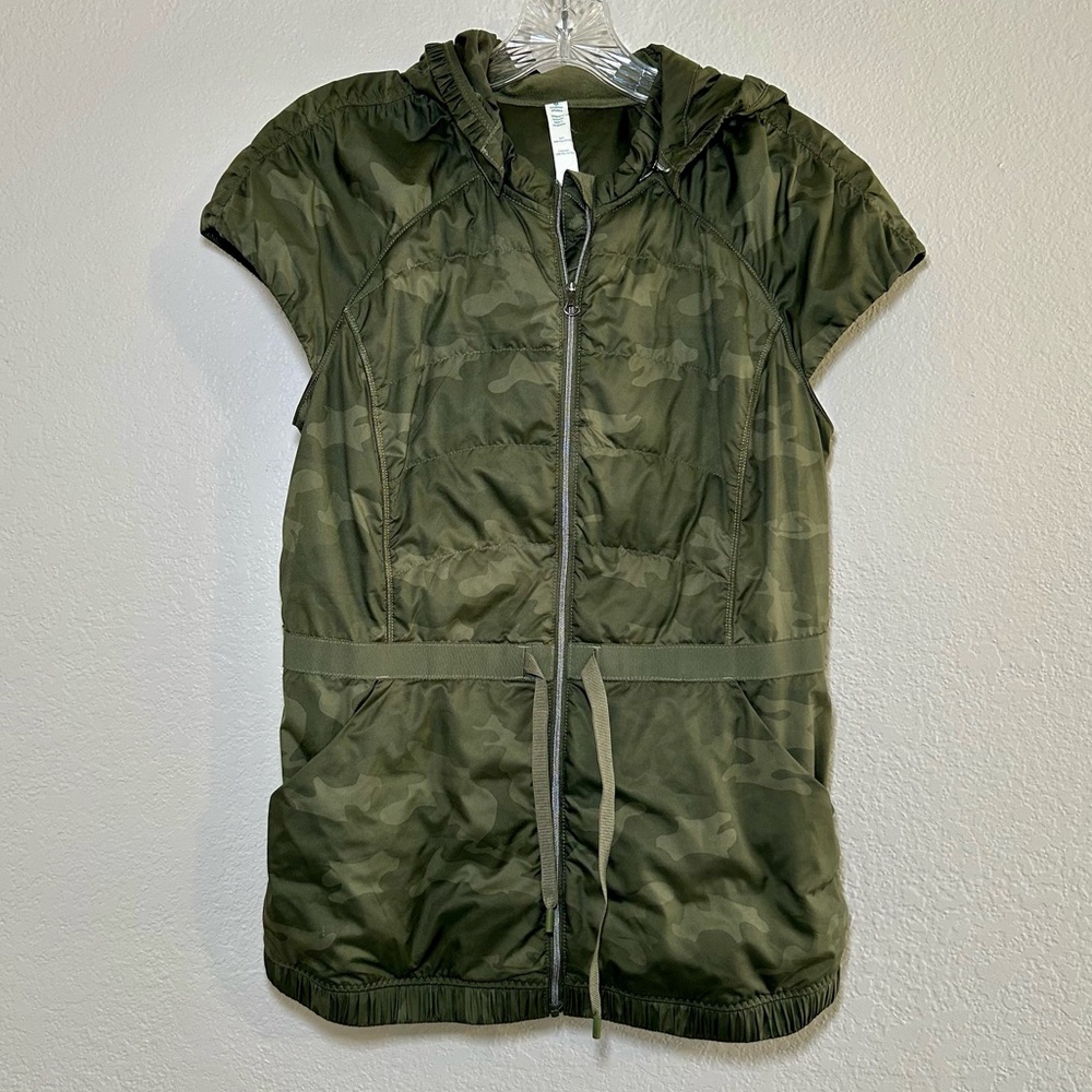 Lululemon Spring Fling Puffy Vest Green Camo Hooded Vest women’s 8 active lounge